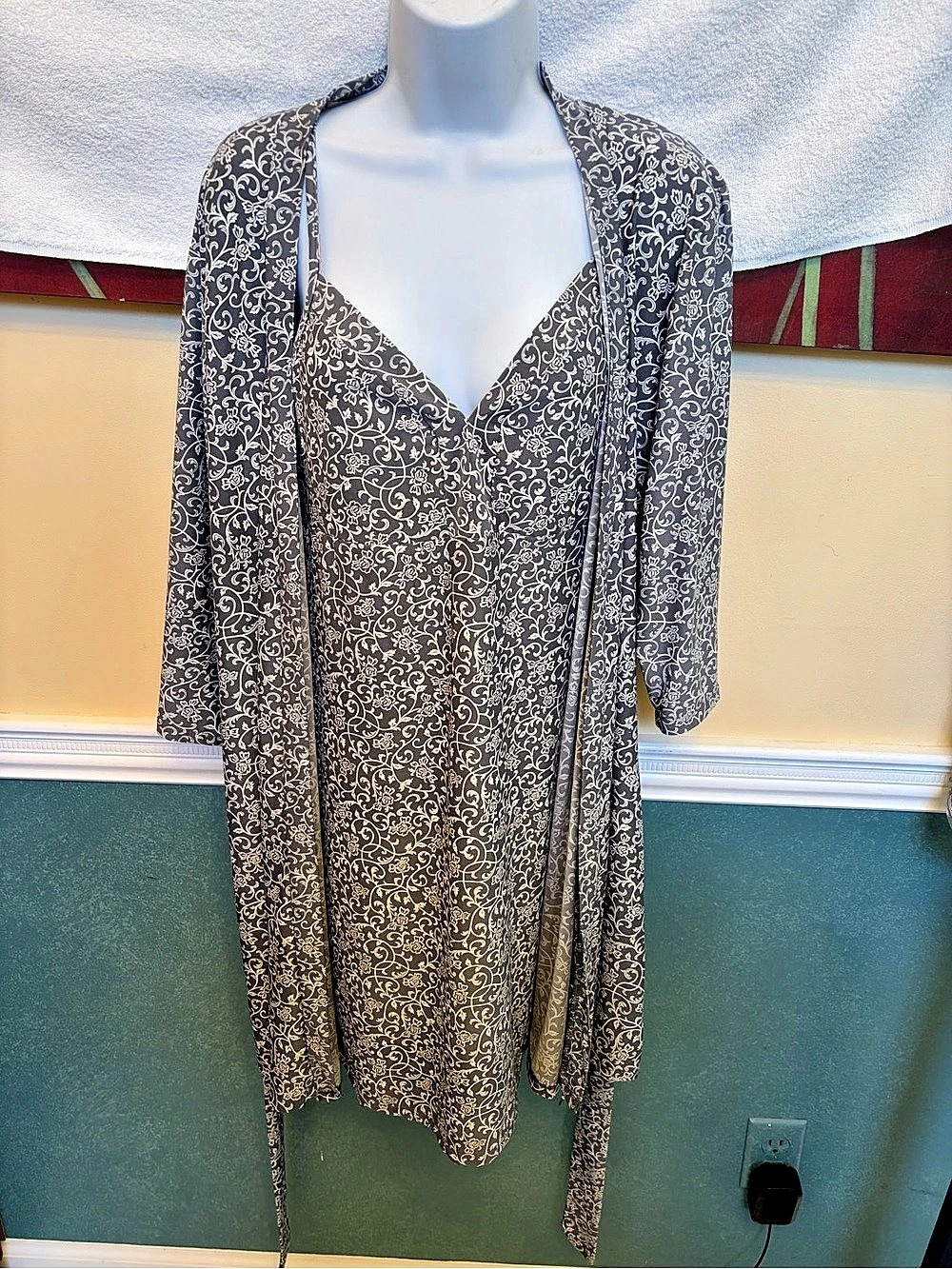 Marilyn Monroe Intimates Slip & Robe Set Floral Gray & White Medium Like New